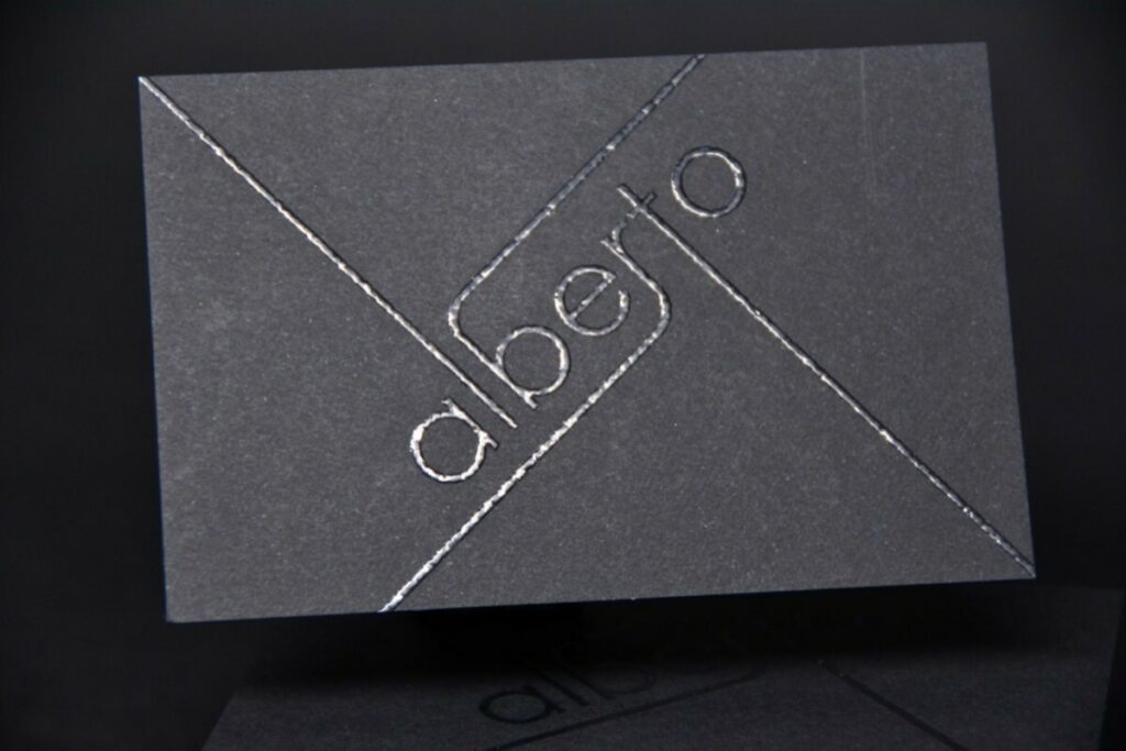 Carte de visite épicurien contre collage duplex 580gr/m2- Impression thermorelief Noir et Argent 877 – Sirio Black 290gr/m2
