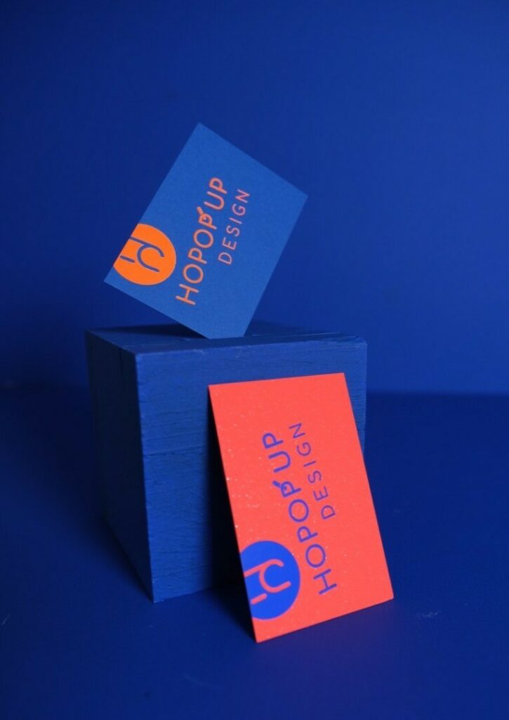 Duo de cartes de Visite agence en marquage à chaud Bleu 668 sur Gmund Action Electric Blood 430gr/m2 et Orange Fluo 6639 sur Sirio Color Iris 350gr/m2