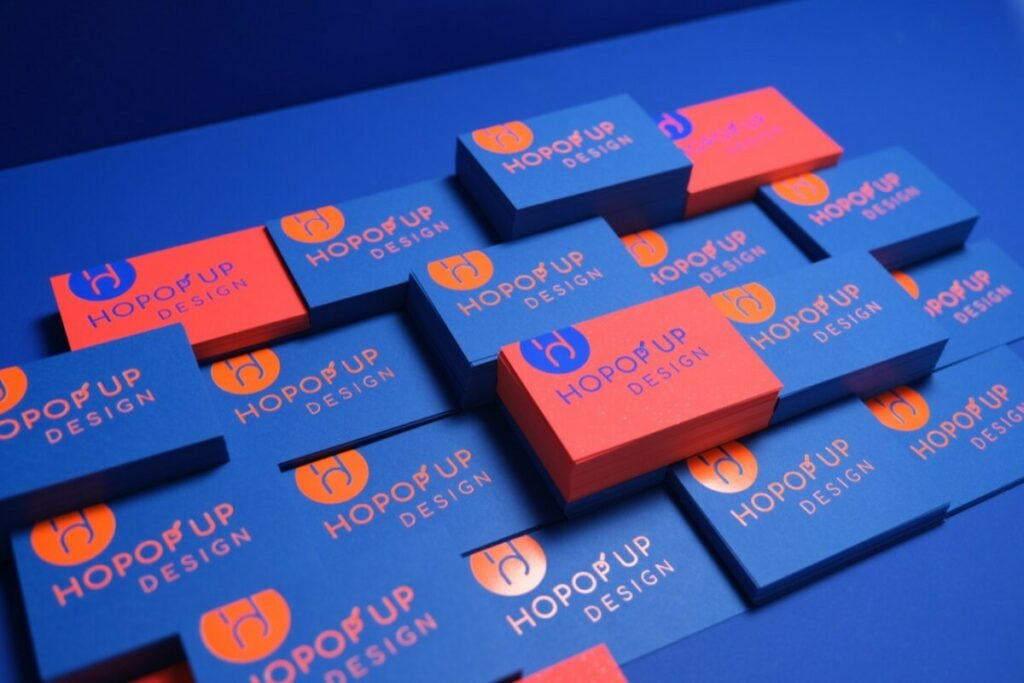 Duo de cartes de Visite agence en marquage à chaud Bleu 668 sur Gmund Action Electric Blood 430gr/m2 et Orange Fluo 6639 sur Sirio Color Iris 350gr/m2