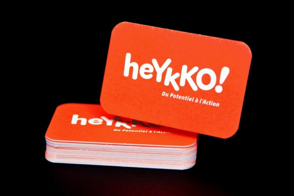 Cartes de visite et tête de lettre en Pantone orange Fluo – Old mill 300gr/m2 Premium White – Découpe d’angles arrondis 9mm
