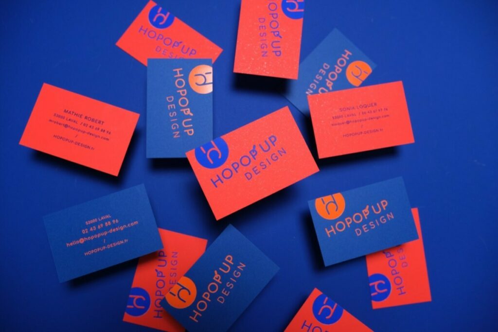 Duo de cartes de Visite agence en marquage à chaud Bleu 668 sur Gmund Action Electric Blood 430gr/m2 et Orange Fluo 6639 sur Sirio Color Iris 350gr/m2