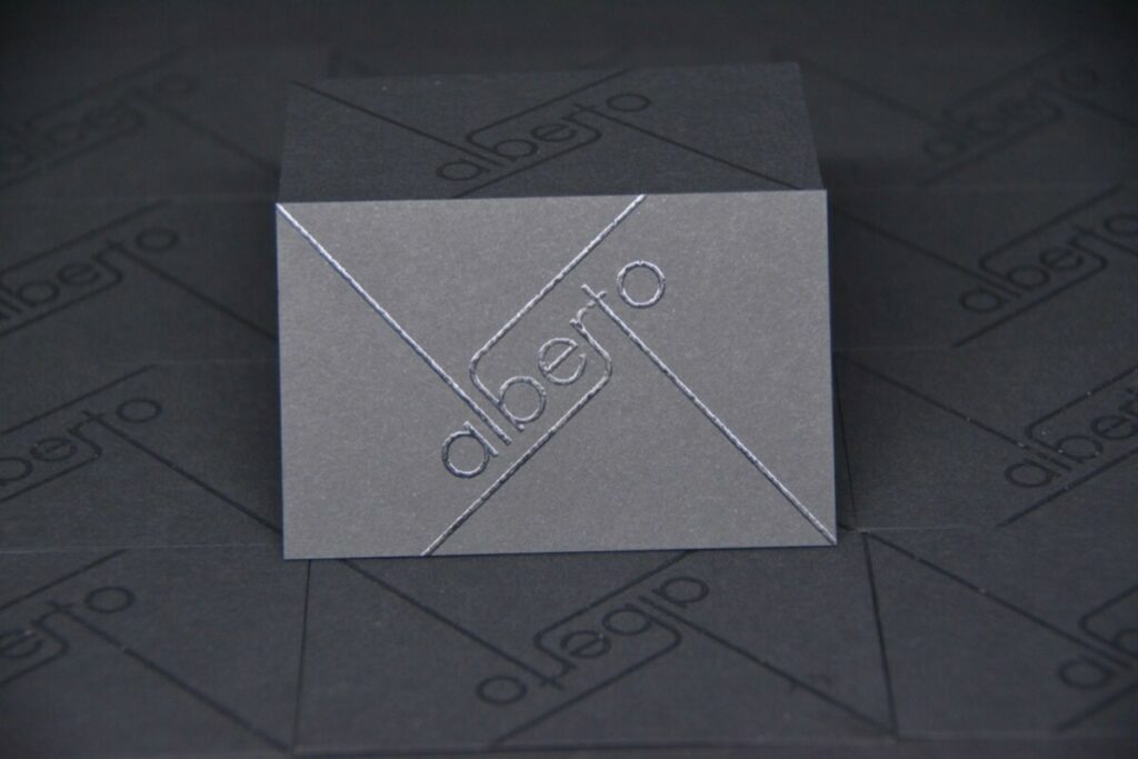 Carte de visite épicurien contre collage duplex 580gr/m2- Impression thermorelief Noir et Argent 877 – Sirio Black 290gr/m2