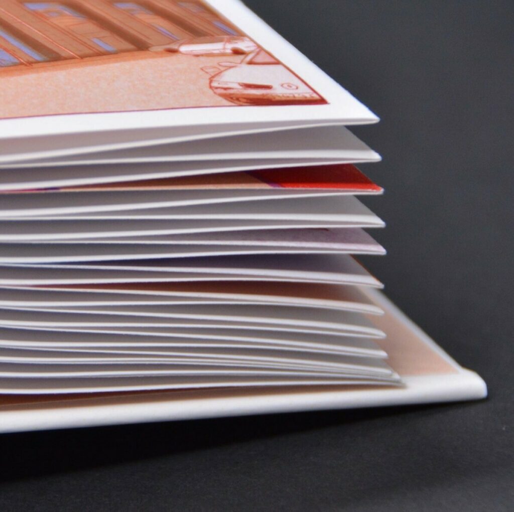 Book Bande dessinée pour projet de fin d’étude – Couverture rembordée rigide avec reliure Japonaise et pages pliées
