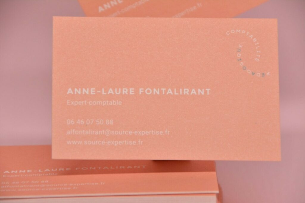 Cartes de visite expert comptable contre collés duplex 540gr/m2 – Pantone Corail 487 et Bleu 7475 – Marquage à chaud 2 niveaux en débossage et gablé transparent brillant – Colorplan Vellum White 270gr/m2