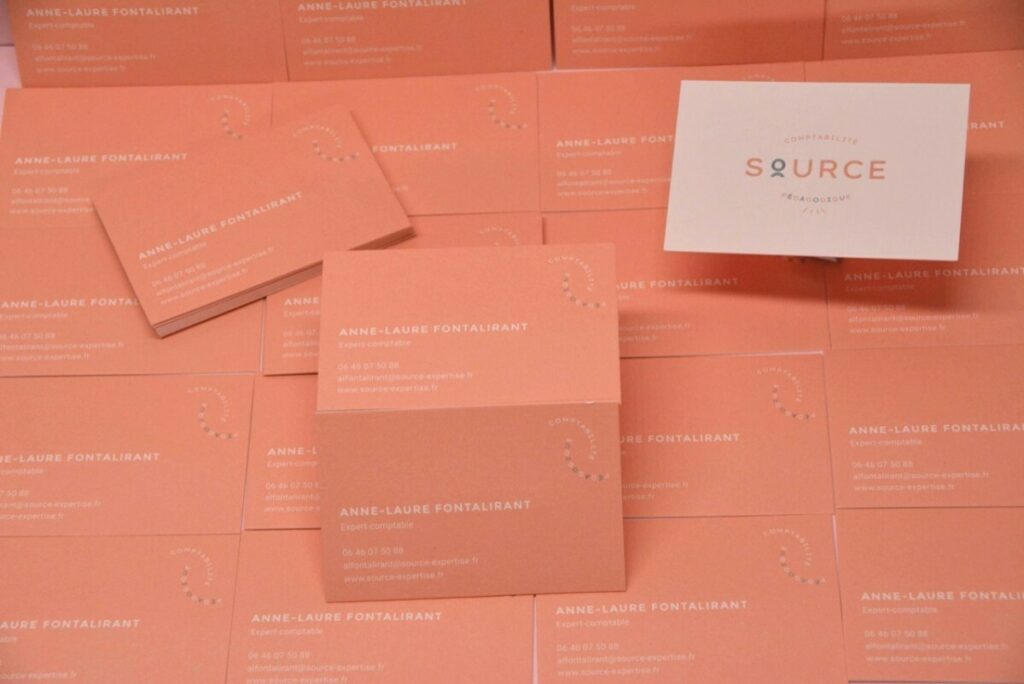 Cartes de visite expert comptable contre collés duplex 540gr/m2 – Pantone Corail 487 et Bleu 7475 – Marquage à chaud 2 niveaux en débossage et gablé transparent brillant – Colorplan Vellum White 270gr/m2