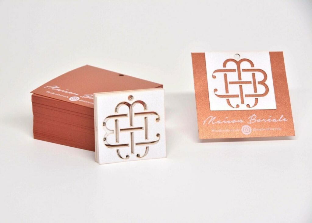 Etiquette vêtement fashion en découpe laser – Sirio Pearl Copperplate et ice white 300gr/m2 – impression blanche numérique