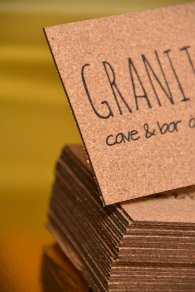 Cartes de Visite carrées en liège 1mm pour Caviste – Impression Letterpress Noir et découpe laser