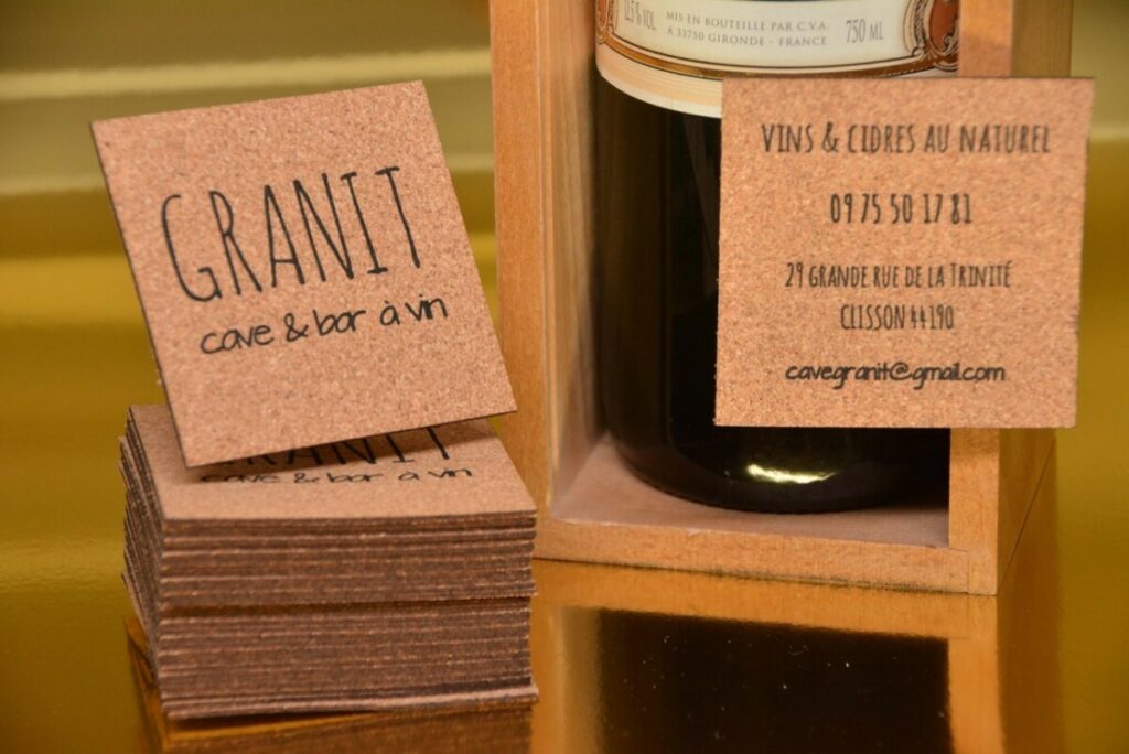 Cartes de Visite carrées en liège 1mm pour Caviste – Impression Letterpress Noir et découpe laser