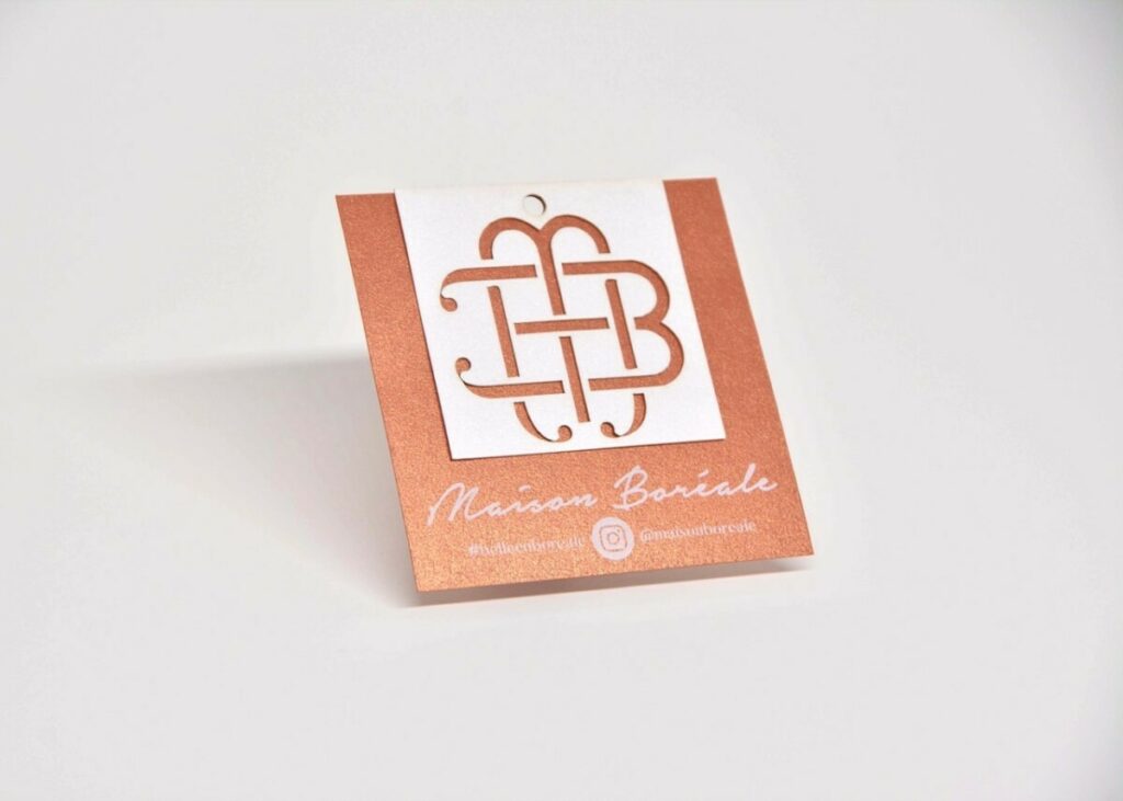 Etiquette vêtement fashion en découpe laser – Sirio Pearl Copperplate et ice white 300gr/m2 – impression blanche numérique