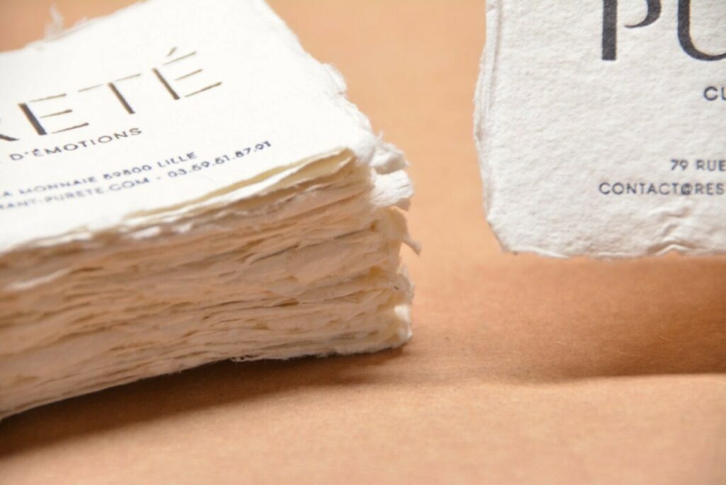 Cartes de visite pour restaurant d’émotions sur papier coton artisanal fait main avec bords frangés – Impression Letterpress Noir