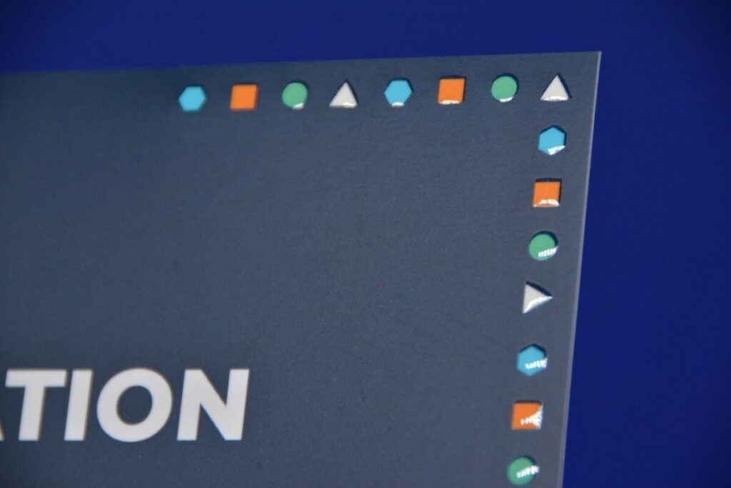 Carton d’invitation évènement en Vernis 3D recto verso sur un pelliculage mat