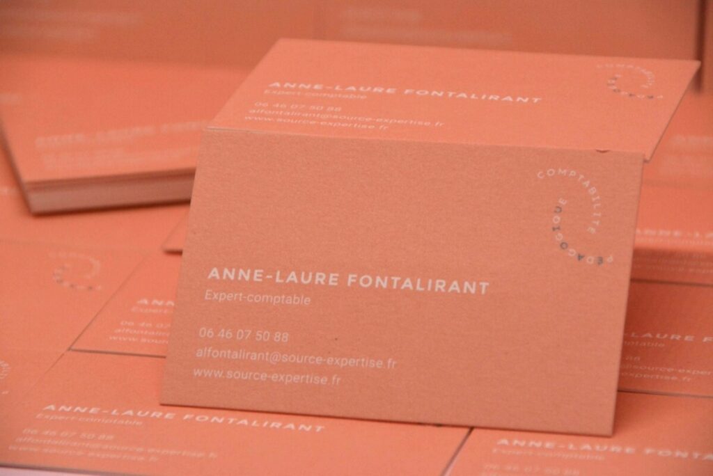 Cartes de visite expert comptable contre collés duplex 540gr/m2 – Pantone Corail 487 et Bleu 7475 – Marquage à chaud 2 niveaux en débossage et gablé transparent brillant – Colorplan Vellum White 270gr/m2
