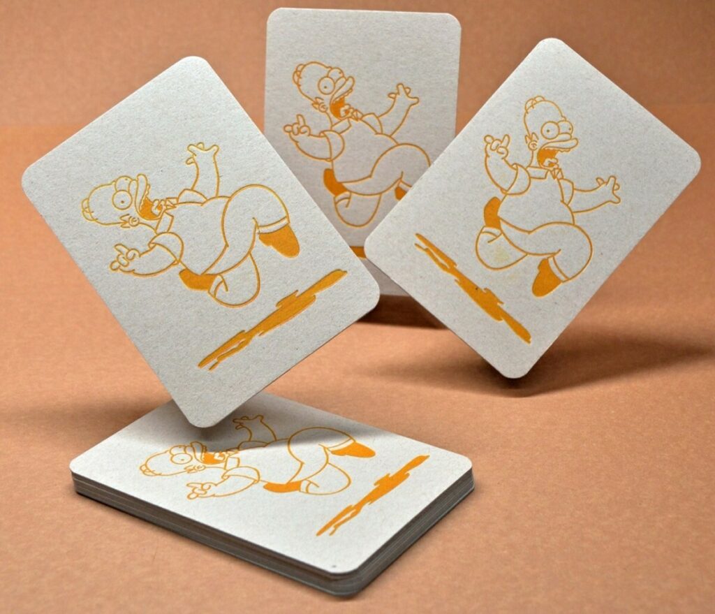 Invitation Letterpress Jaune Homer Simpson – Carton Recyclé Gris 1mm avec découpe 4 angles arrondis 9mm