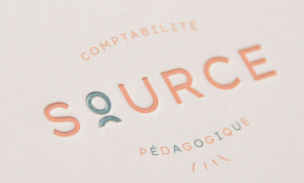 Cartes de visite expert comptable contre collés duplex 540gr/m2 – Pantone Corail 487 et Bleu 7475 – Marquage à chaud 2 niveaux en débossage et gablé transparent brillant – Colorplan Vellum White 270gr/m2