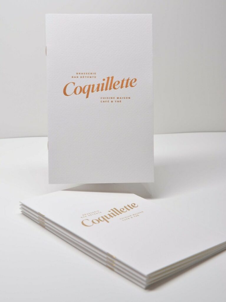 Brochure menu de restaurant raffiné avec deux agrafes dorées, et marquage à chaud satin gold 7122 sur papier texturé  Tintoretto Gesso 300g/m2 – intérieur Nature Touch Class 200gr/m2