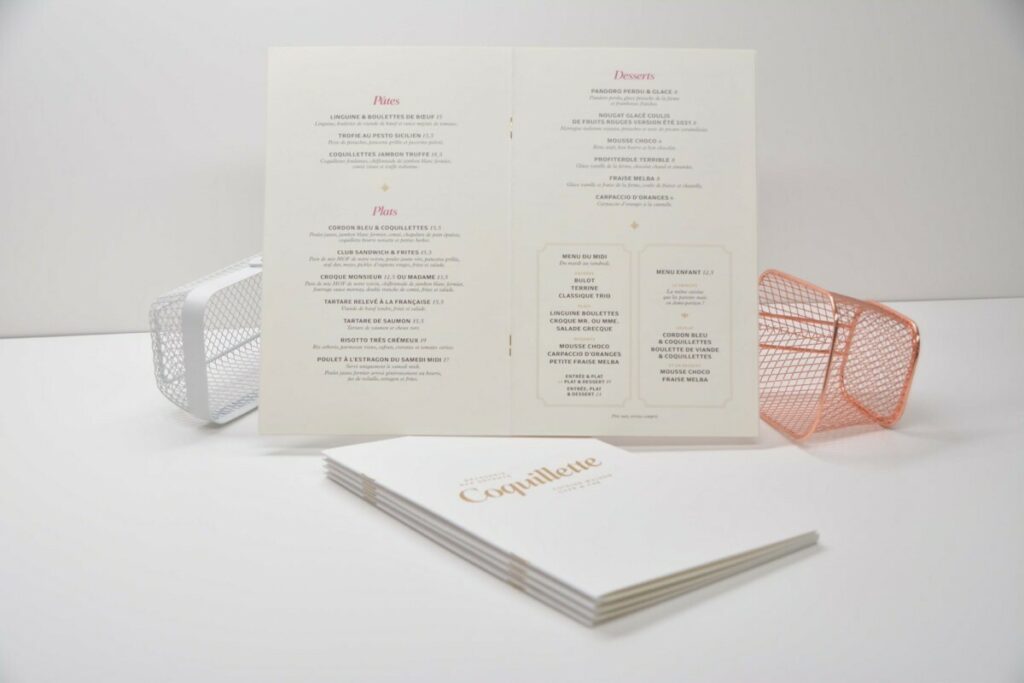 Brochure menu de restaurant raffiné avec deux agrafes dorées, et marquage à chaud satin gold 7122 sur papier texturé  Tintoretto Gesso 300g/m2 – intérieur Nature Touch Class 200gr/m2