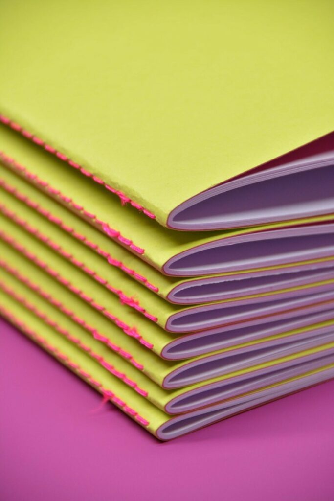 Carnets de notes couverture fluo bi-face vert et rose – reliure en couture singer rose fluo au pli – Colorplan