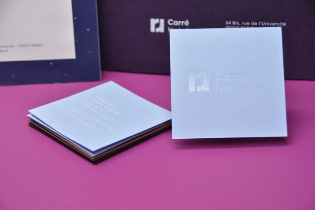Carte de visite carrée pour Notaire – Marquage à chaud transparent et blanc brillant – Colorplan 350 gr/m2 Azure Blue