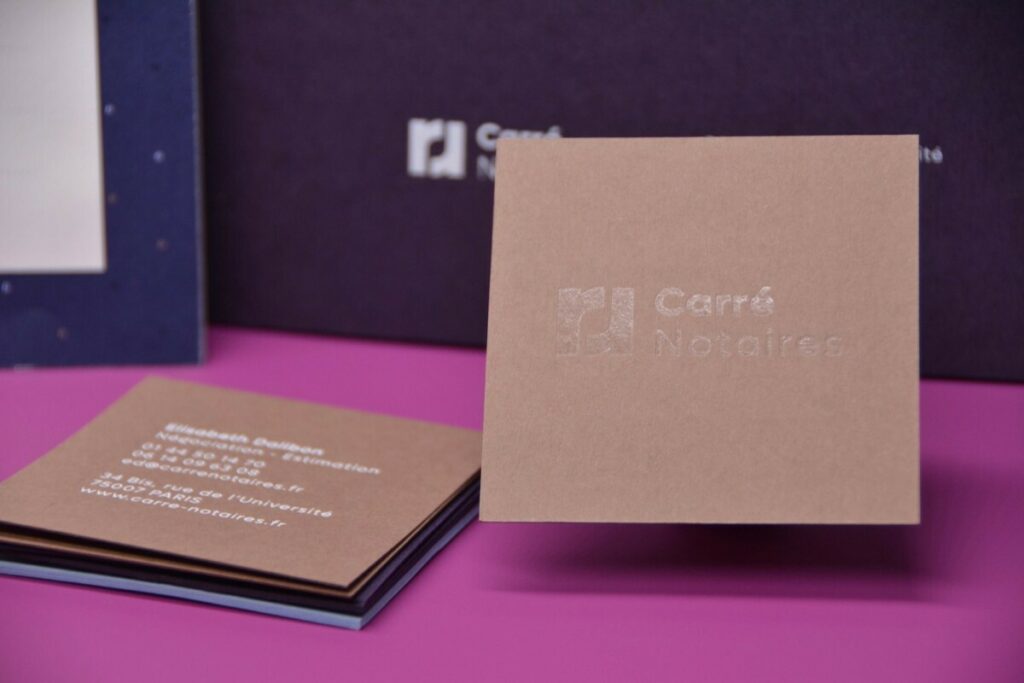 Carte de visite carrée pour Notaire – Marquage à chaud transparent et blanc brillant – Colorplan 350 gr/m2 Nubuck brown