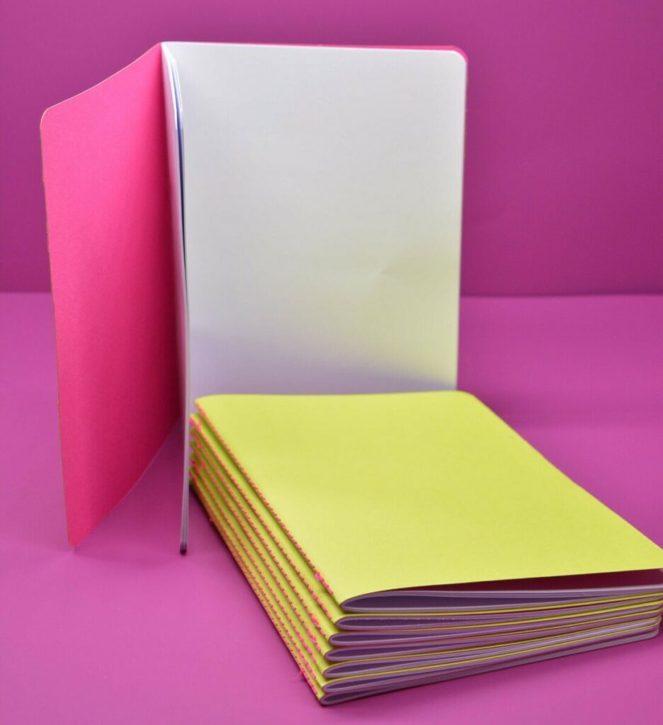 Carnets de notes couverture fluo bi-face vert et rose – reliure en couture singer rose fluo au pli – Colorplan
