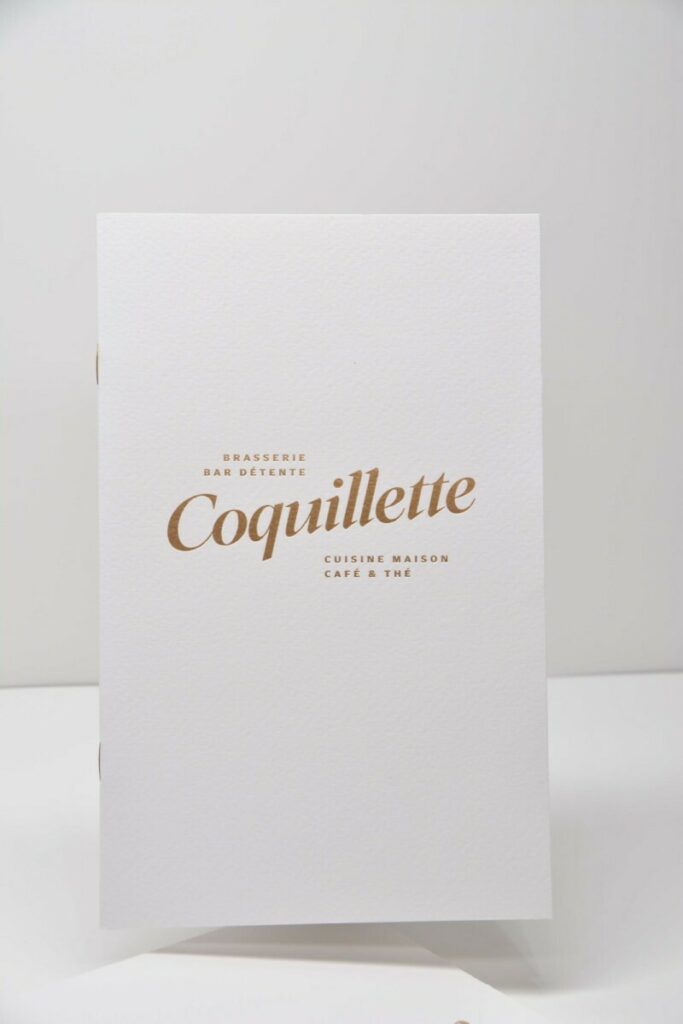 Brochure menu de restaurant raffiné avec deux agrafes dorées, et marquage à chaud satin gold 7122 sur papier texturé  Tintoretto Gesso 300g/m2 – intérieur Nature Touch Class 200gr/m2