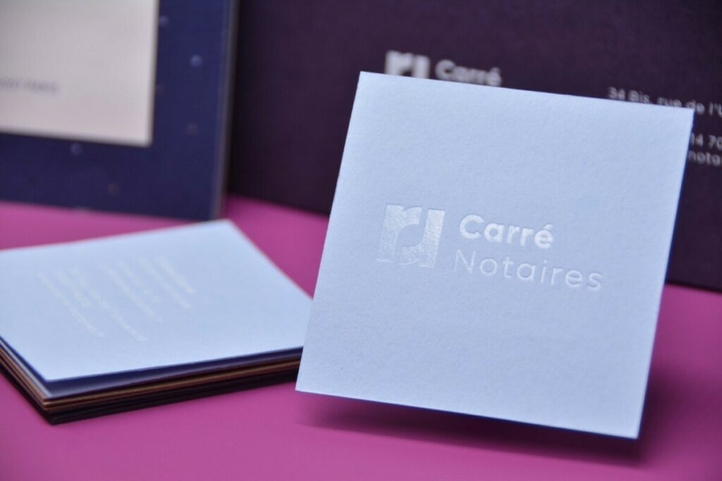 Carte de visite carrée pour Notaire – Marquage à chaud transparent et blanc brillant – Colorplan 350 gr/m2 Azure Blue