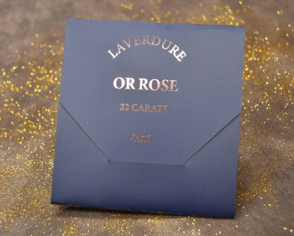Pochette luxe pour feuilles d’or roses véritables – Découpe laser et dorure à chaud  rose gold – papier couché avec pelliculage mat 300gr/m2