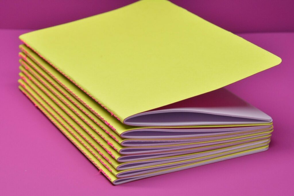 Carnets de notes couverture fluo bi-face vert et rose – reliure en couture singer rose fluo au pli – Colorplan