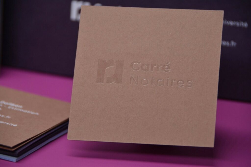 Carte de visite carrée pour Notaire – Marquage à chaud transparent et blanc brillant – Colorplan 350 gr/m2 Nubuck brown