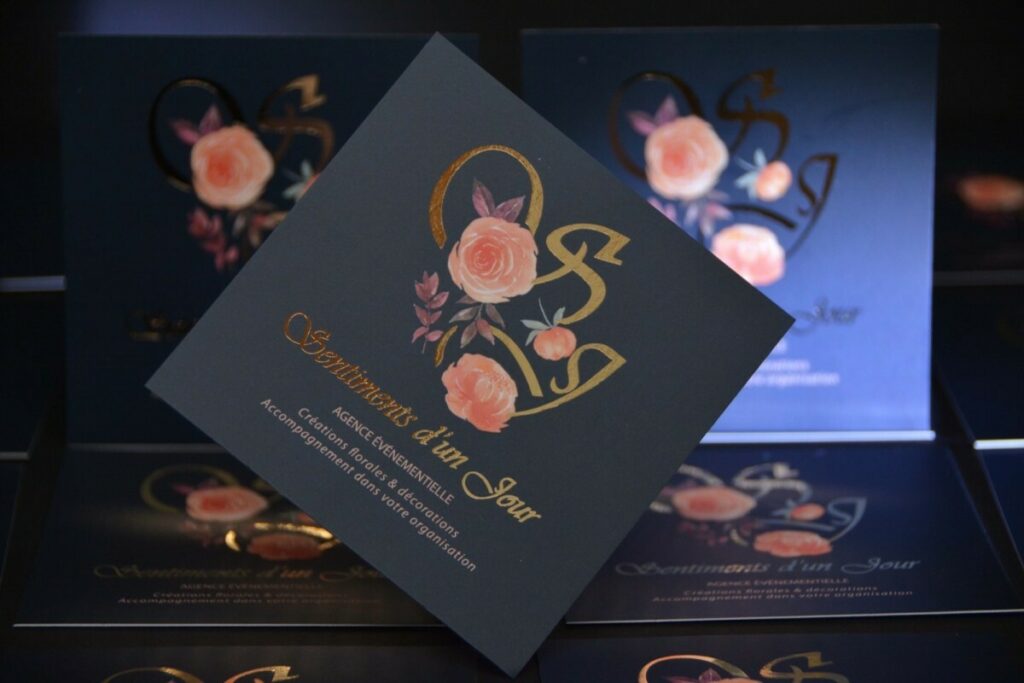 Cartes de visite carrées pour agence évènementielle – Pelliculage mat et Dorure numérique OR – Couché mat 350gr/m2
