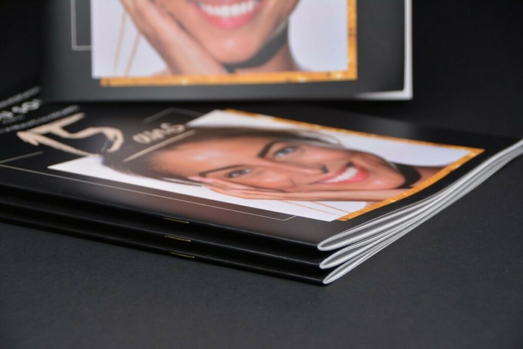 Catalogue Luxe 15ans – Pelliculage Mat – Reliure par 2 agrafes dorées