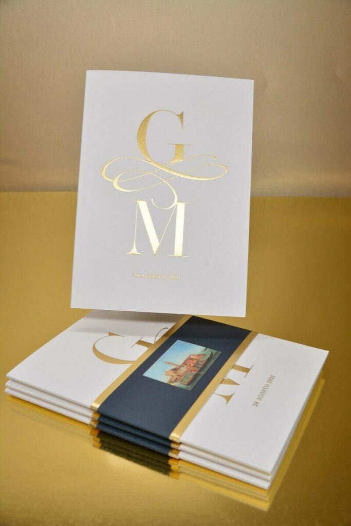 Faire-part de mariage Tableau Venise avec belly band – Dorure à chaud OR galbée – Pantone Bleu – Old Mill Premium White