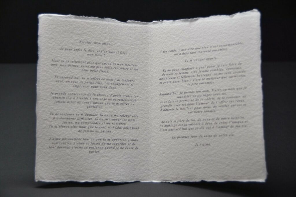 Discours de voeux mariage imprimé sur papier fait main avec bords frangés avec 1 pli