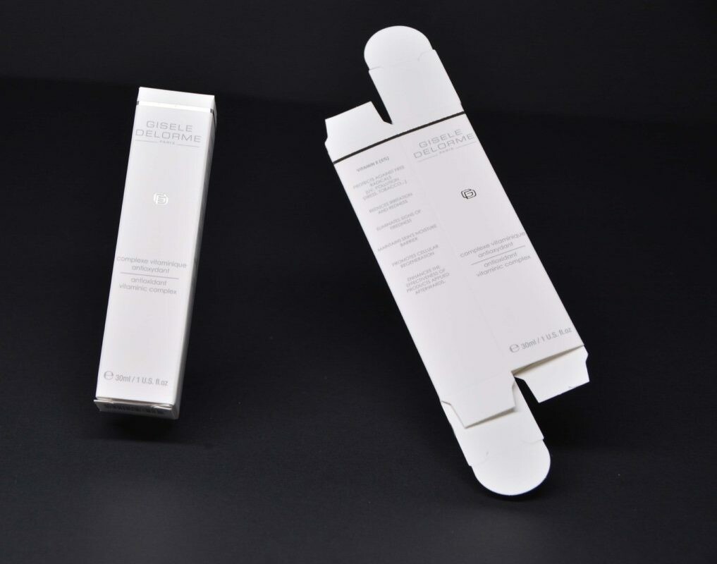 Packaging pour tube cosmétique – Pantone Gris PMS 430 – Pelliculage soft touch – Marquage à chaud Argent Brillant – Découpe à la forme