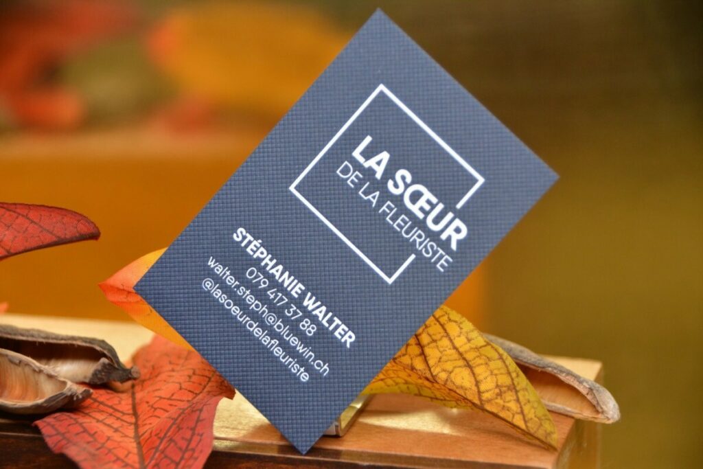 Carte de visite artiste – Marquage à chaud blanc brillant sur Colorplan Imperial blue 700gr/m2 avec embossage Gravure