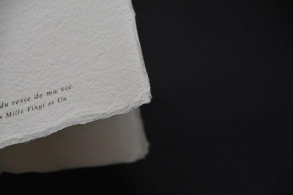 Discours de voeux mariage imprimé sur papier fait main avec bords frangés avec 1 pli