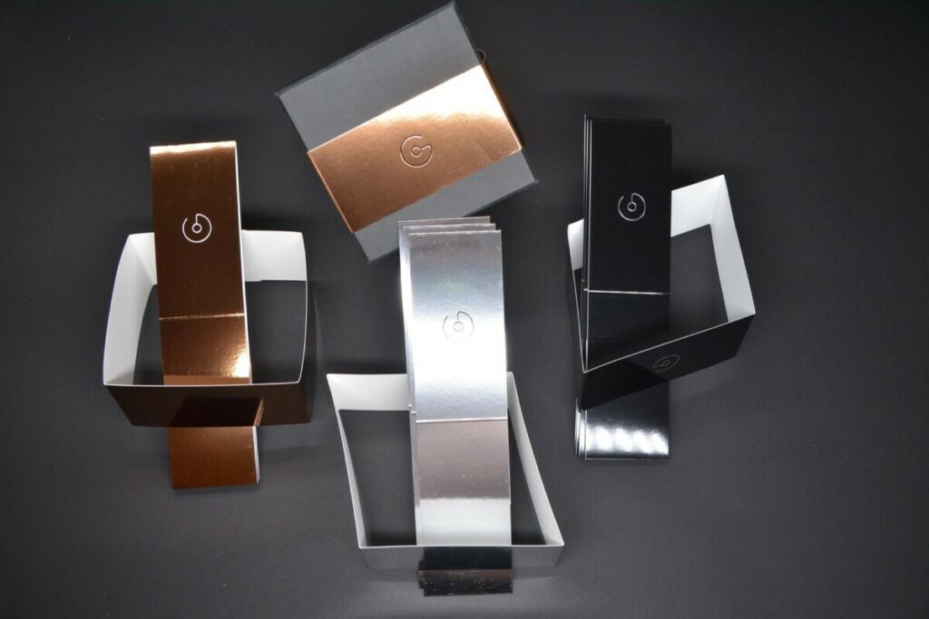 Fourreau Sleeve pour coffret de montre – Marquage à chaud et débossage pur sur papier couché chrome – Splendorlux Mirror Argento, Bronzo, Nero 320gr/m2