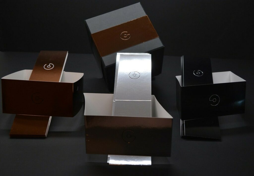 Fourreau Sleeve pour coffret de montre – Marquage à chaud et débossage pur sur papier couché chrome – Splendorlux Mirror Argento, Bronzo, Nero 320gr/m2