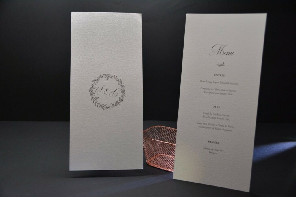 Grand Menu de mariage sur papier texturé coton Arches Expression texture 400gr/m2 – Format portait avec Monogramme