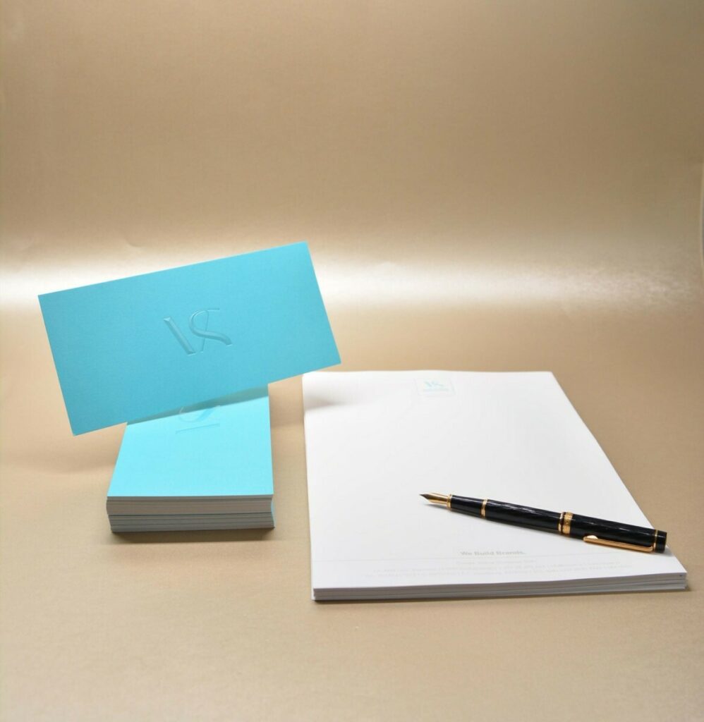 Carte de correspondance contre collée duplex 600gr/m2 – Pantone PMS 310U – Dorure à chaud transparente en pointe de diamant – Olin Regular Extra Blanc
