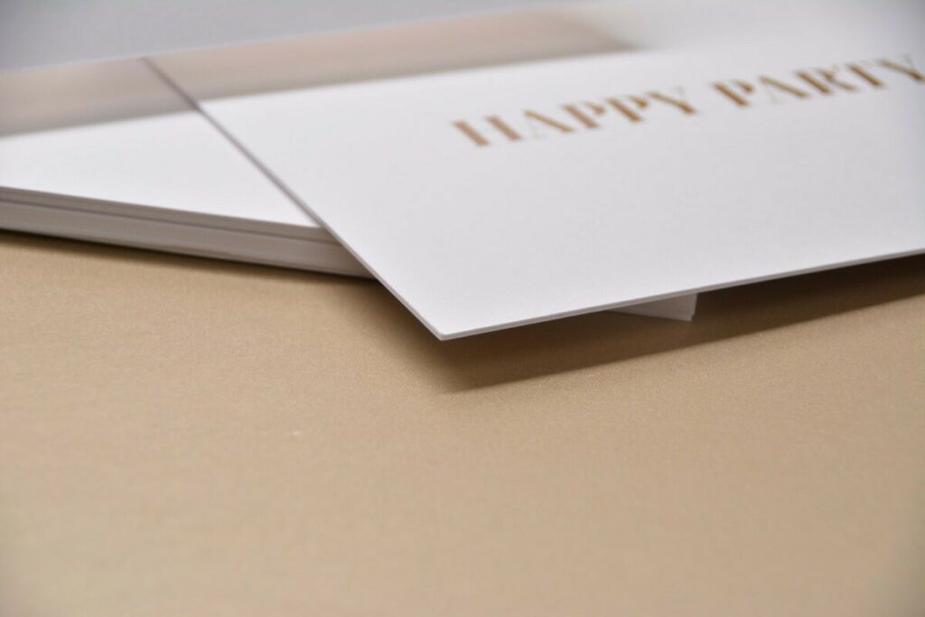 Carton d’invitation Happy Party contrecollé duplex 800gr/m2 – Dorure à chaud Or Mat – Arena White Smooth