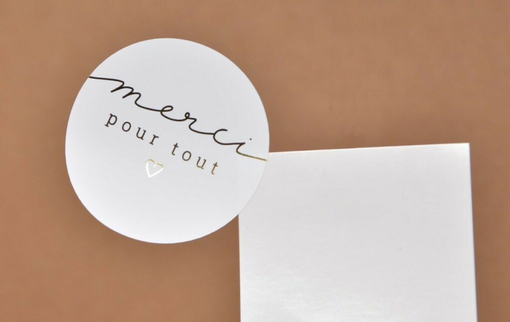 Stickers papier rond pour papeterie en dorure numérique OR et découpe laser mi-chaire en planche