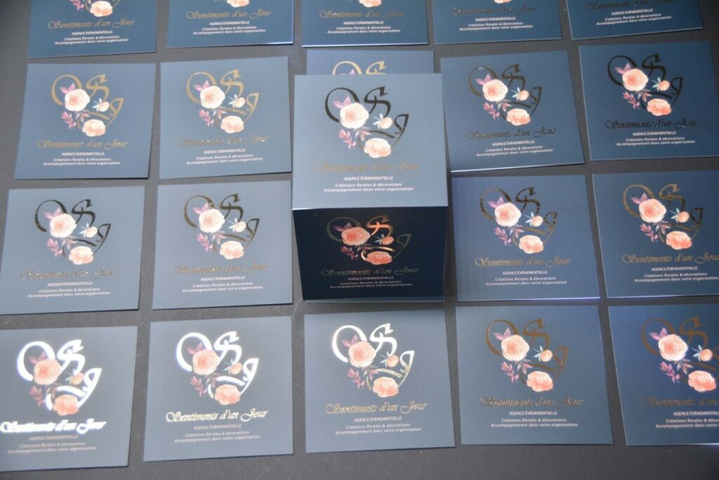 Cartes de visite carrées pour agence évènementielle – Pelliculage mat et Dorure numérique OR – Couché mat 350gr/m2