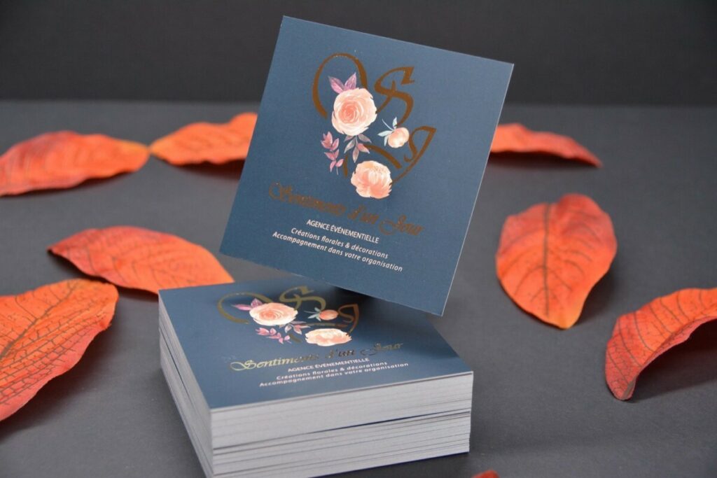 Cartes de visite carrées pour agence évènementielle – Pelliculage mat et Dorure numérique OR – Couché mat 350gr/m2