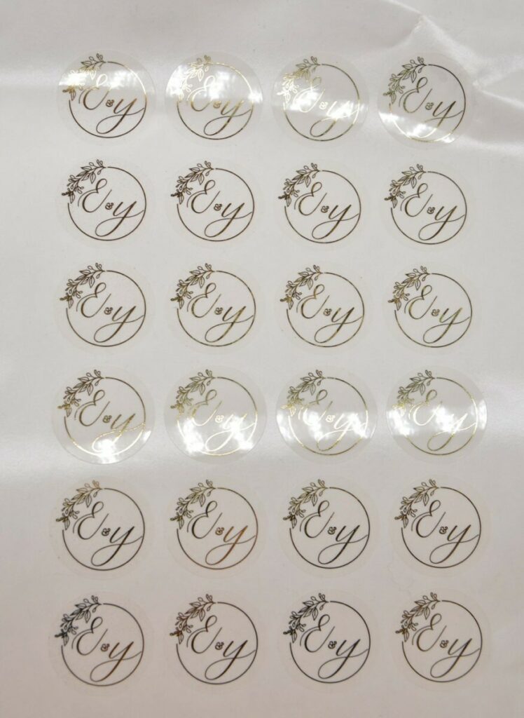 Stickers logo mariage transparent avec dorure numérique or – découpe laser ronde mi-chair