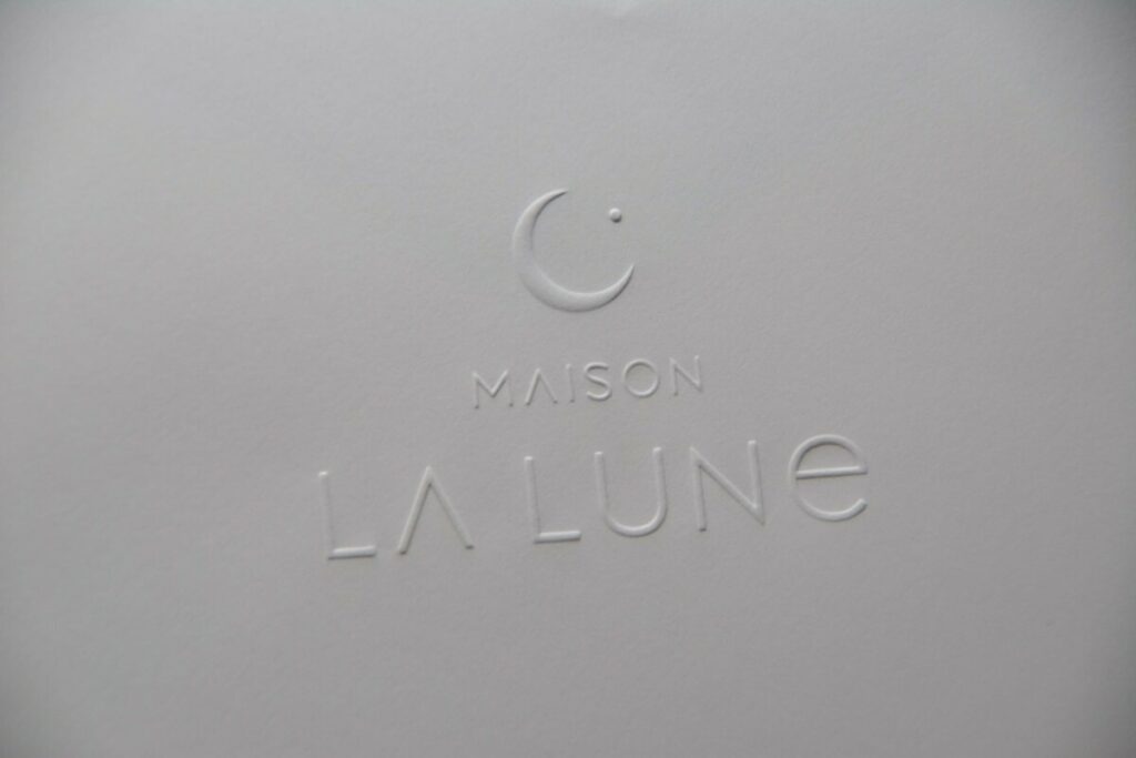 Enveloppes cadeau C5 patte pointue sur mesure avec gaufrage pour branding éthique – Olin regular 120gr/m2