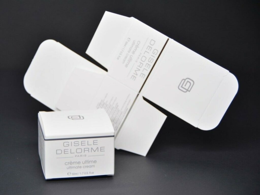 Boite souple pour pot de crème cosmétique – Pantone Gris PMS 430 – Pelliculage soft touch – Marquage à chaud Argent Brillant – Découpe à la forme