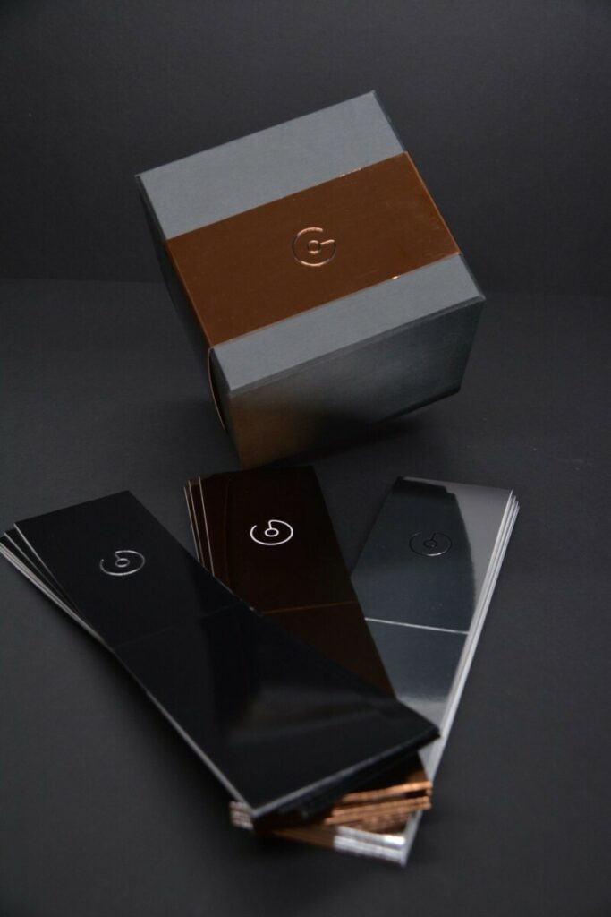 Fourreau Sleeve pour coffret de montre – Marquage à chaud et débossage pur sur papier couché chrome – Splendorlux Mirror Argento, Bronzo, Nero 320gr/m2