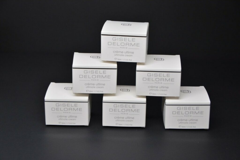 Boite souple pour pot de crème cosmétique – Pantone Gris PMS 430 – Pelliculage soft touch – Marquage à chaud Argent Brillant – Découpe à la forme