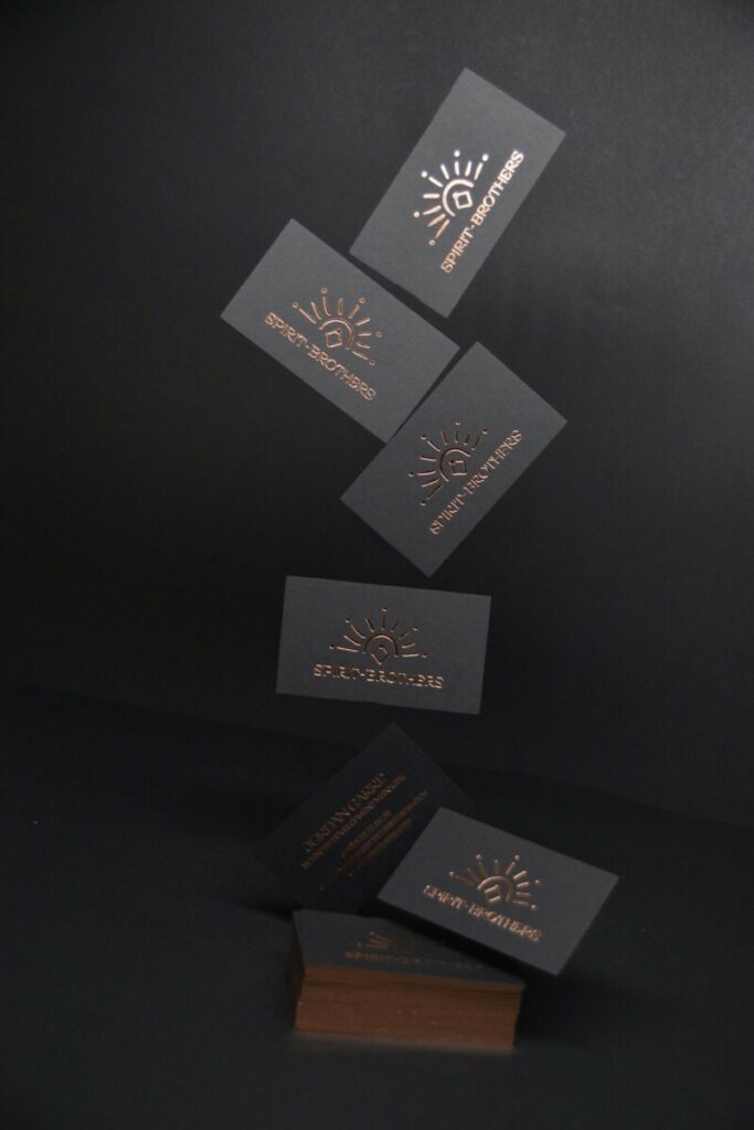 Cartes de visite spiritueux français – Contre collage duplex 600gr/m2 Sirio Color Nero – Marquage à chaud cuivre et dorure sur tranche 4 cotés assortie